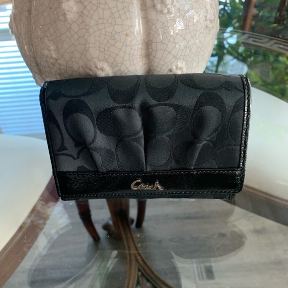 Coach Handbags - 🖤🖤COACH SIGNATURE C BLACK TRIFOLD WALLET!🖤🖤
